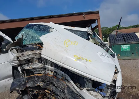 2003 Ford E-350 Super Duty Xl/Xlt z USA, uszkodzony, nr VIN 1FBSS31F03HB97415